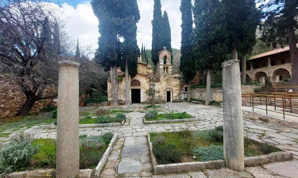 Το Βυζαντινό Μοναστήρι της Καισαριανής με χιλιετή ιστορία και η "Τρύπια Εκκλησια" στον Υμηττό που λίγοι γνωρίζουν